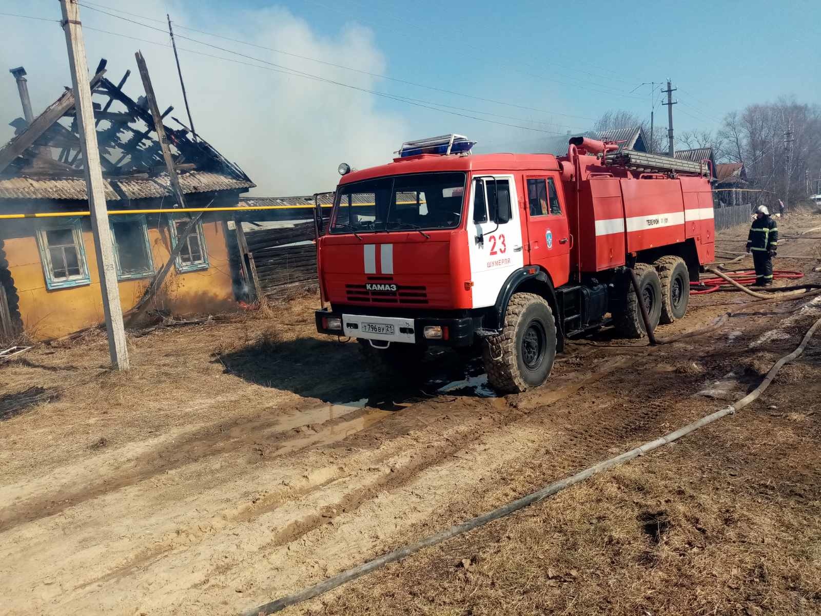 Пожарные 2021. Пожар в больших Алгашах. Возгорание поливалки п. Дубовка Шумерлинского района. Возгорание КАМАЗА КДМ П. Дубовка Шумерлинского района. Возгорание уборочной машины п. Дубовка Шумерлинского района.