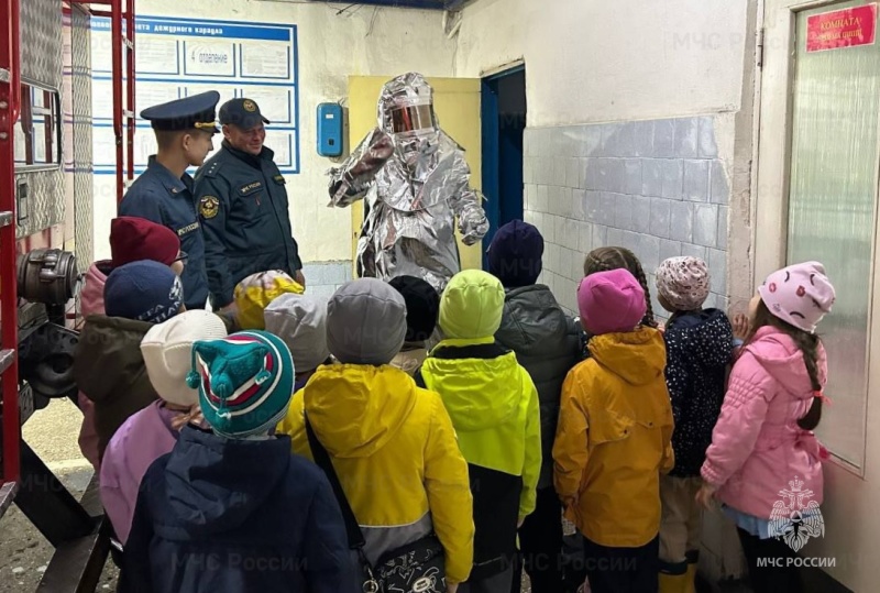 Дошкольники из Шумерли побывали на экскурсии в городской пожарно-спасательной части