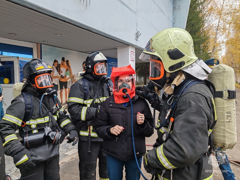 В столице Чувашии прошли контрольные учения по ликвидации пожара на территории образовательного учреждения