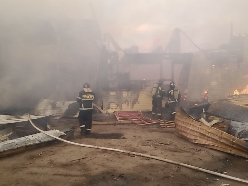 Пожарно-спасательные подразделения ликвидировали пожар в здании склада в д. Лапсары Чувашской Республики