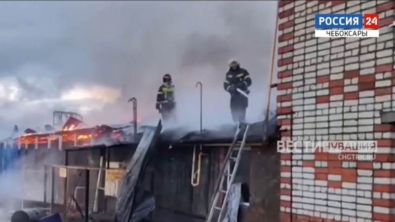 В Чебоксарах спасатели ликвидировали крупный пожар