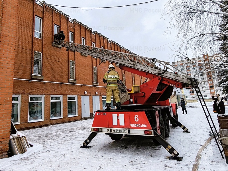 Спасатели проводят учения на объектах, задействованных в проведении новогодних праздников